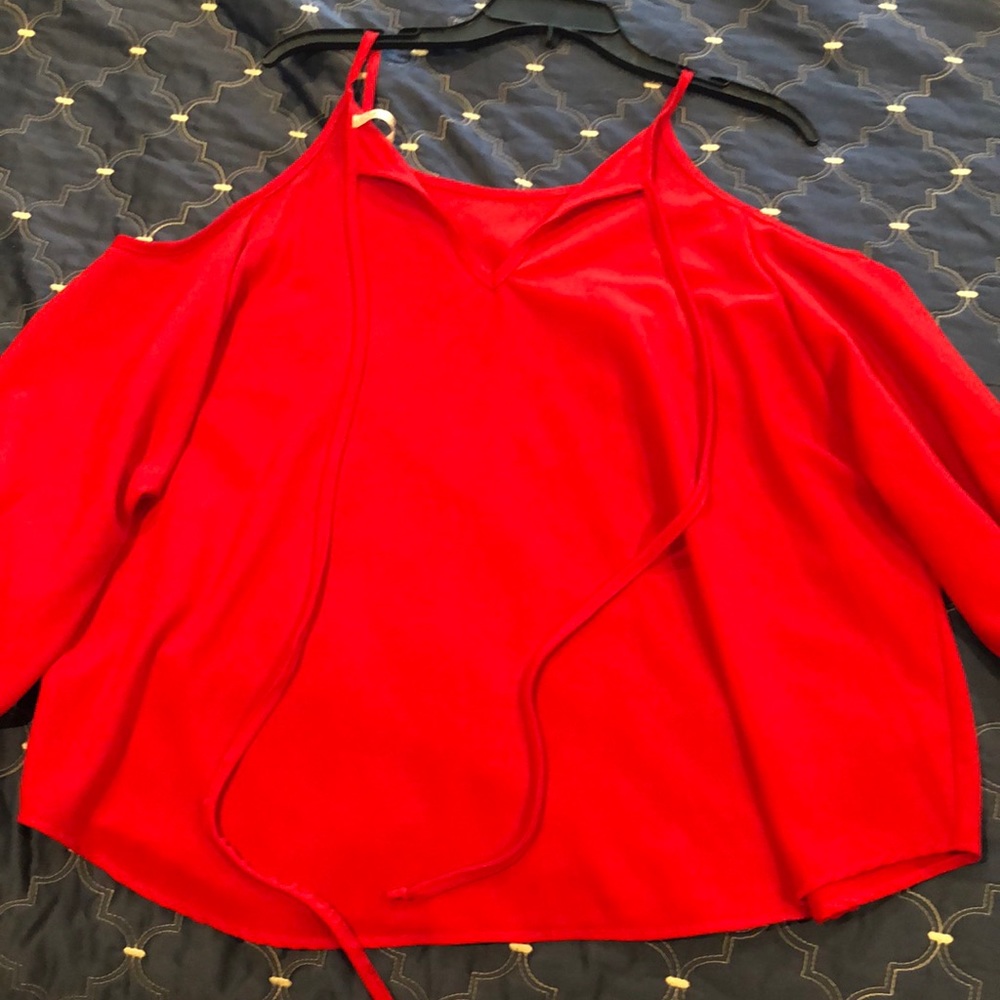 Bare shoulder, red, tie shirt.